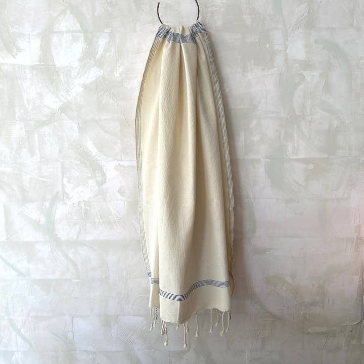Serviette de bain Fouta en coton ivoire pour la vente par Dormitory