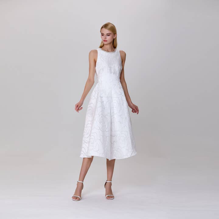 Jurk in getextureerde jacquard met aansluitende taille, wijde rok en juwelenkraag voor wholesale door Smart and Joy