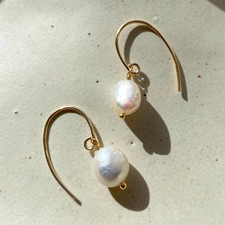 Oorbellen met pareloordraad | Calm (gouden vulling) voor wholesale door Decadorn