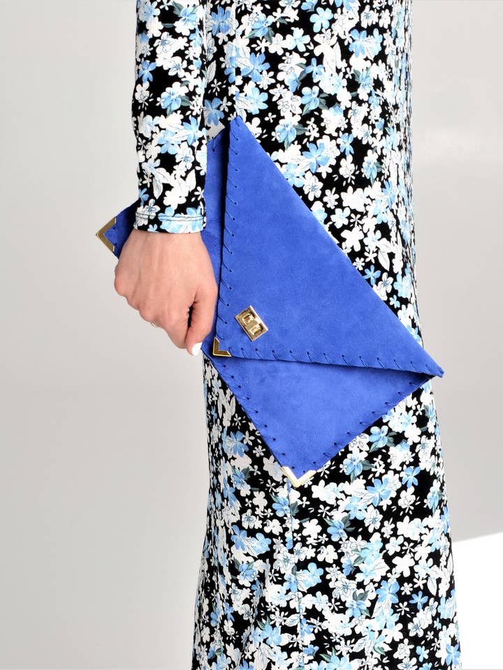 Symmetria mjuk clutch i blått för wholesale av ANA KOUTSI