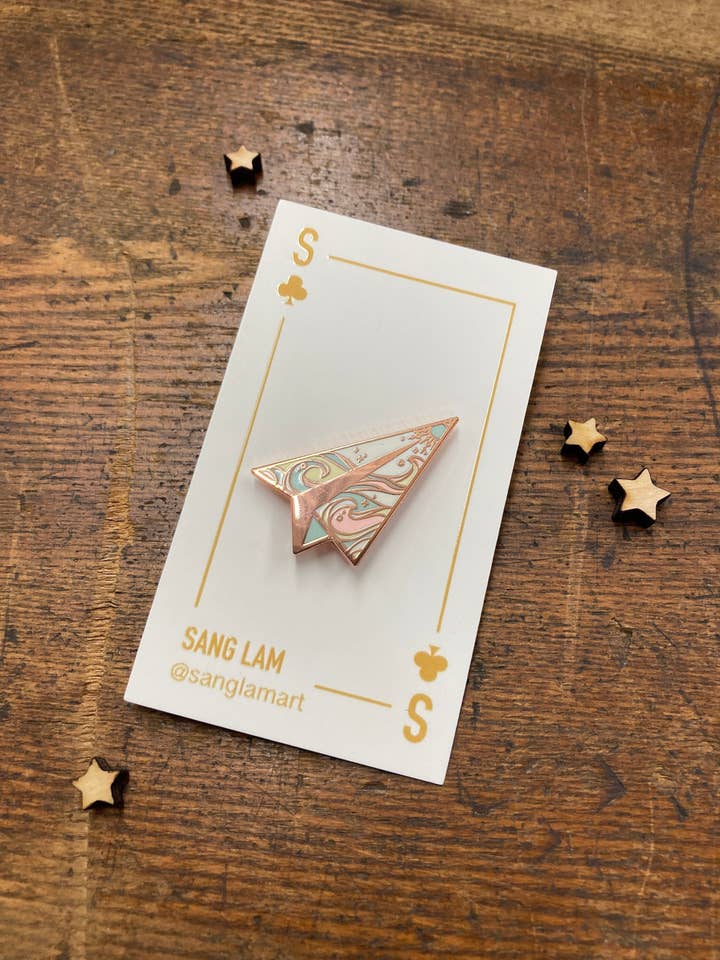 Épinglette Paper Plane en or rose de 1,25 po pour la vente par Sang Lam Art