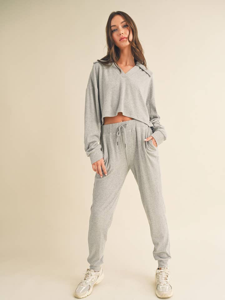 Top côtelé doux et brossé avec col Johnny pour la vente par KIMBERLY C