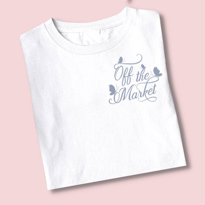 Off the Market Tee pour jeunes mariés - Cadeaux de mariage pour la vente par Never Knew I Needed
