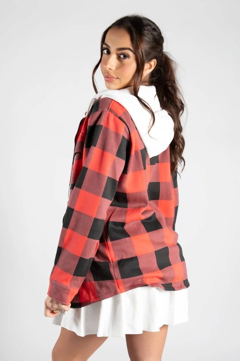 Rød RØD SKJORTEJAKKE MED HÆTTE for engroshandel på Faire2