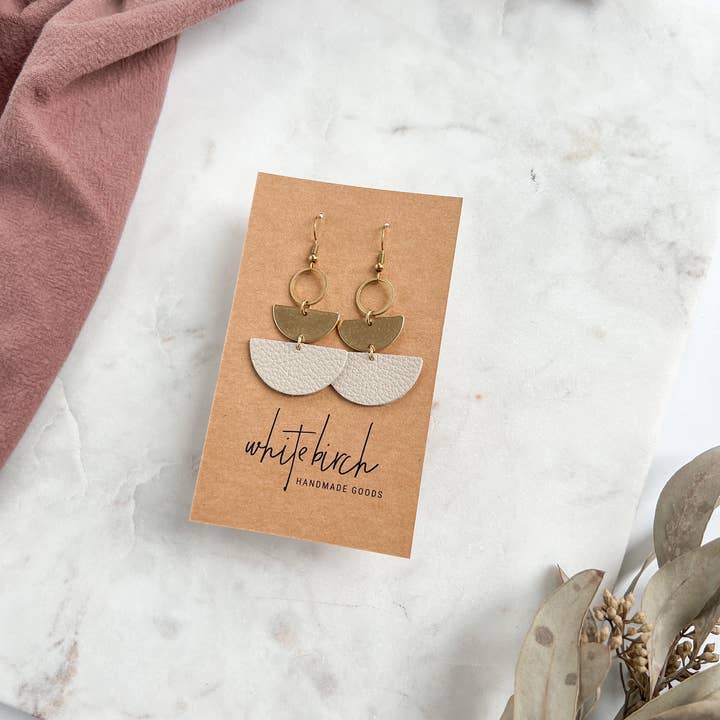 Whitebirch Handmade Goods - Venta al por mayor Pendientes colgantes - Pendientes colgantes pequeños de cuero y latón apilados en forma de media luna de color beige1