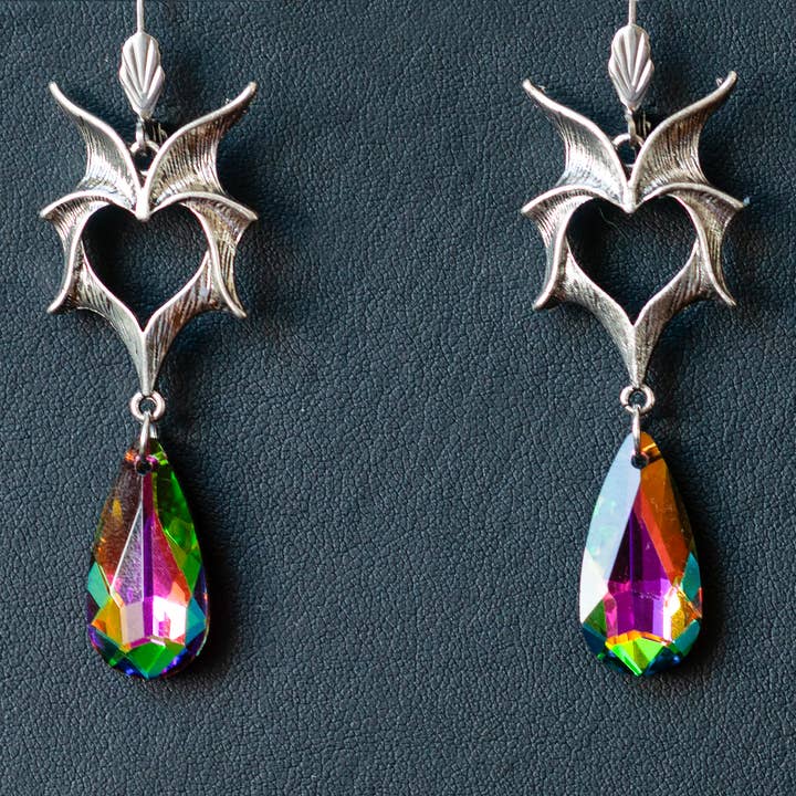 Mystische Drachenflügel-Ohrringe mit mehrfarbigen Kristallen für den Großhandel von Decadent Designs