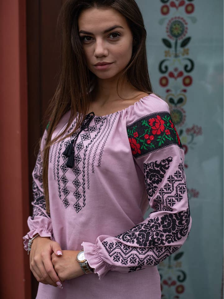 Anna Pink & Sort Broderet Bluse for engroshandel hos Galychanka