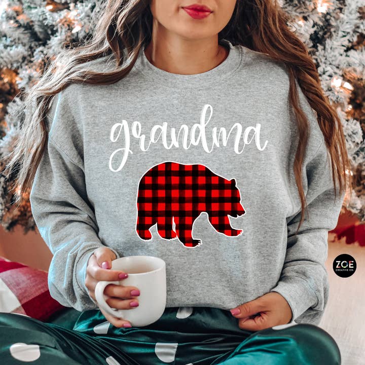 Grandma Bear Buffalo Plaid Kerstshirt Sweatshirt voor Kerstmis voor wholesale door Zoe Creative Co