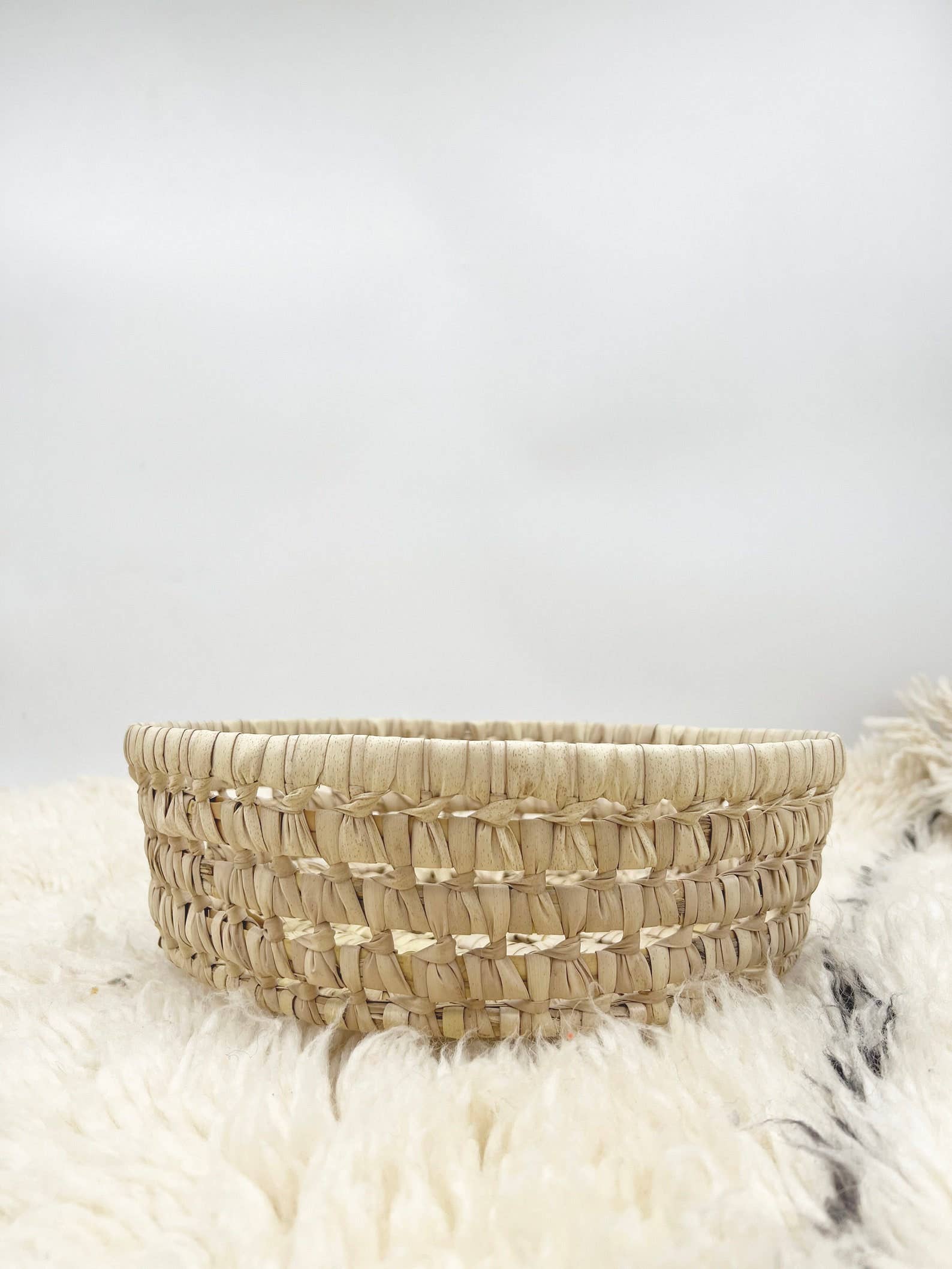 HandHappiness – Engroshandel Kurv – Rund kurv flettet af palmeblade / flet frugtkurv.