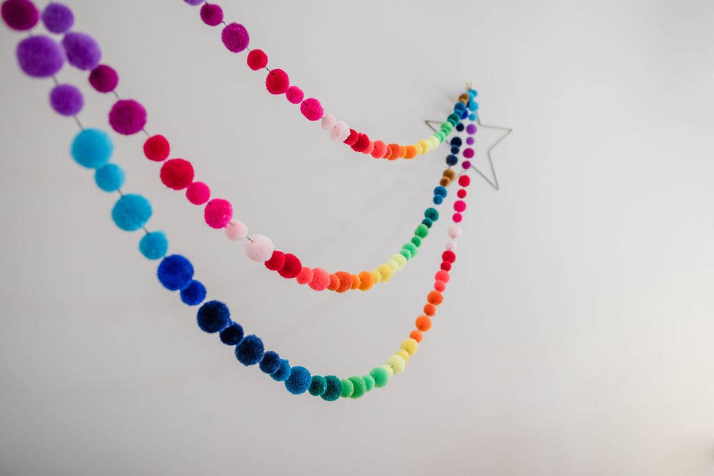 PomPom Galore - Wholesale Slingers - Regenboog slinger met pompons in verschillende kleuren1