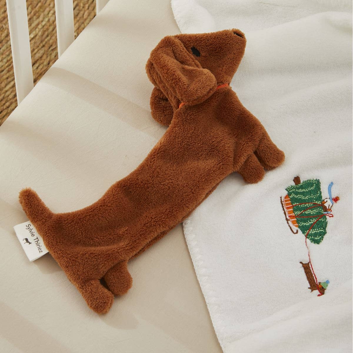 Sylvie Thiriez - Vendita all'ingrosso Peluche - Bambini e neonati - Coperta-giocattolo a forma di cane Saucisse1