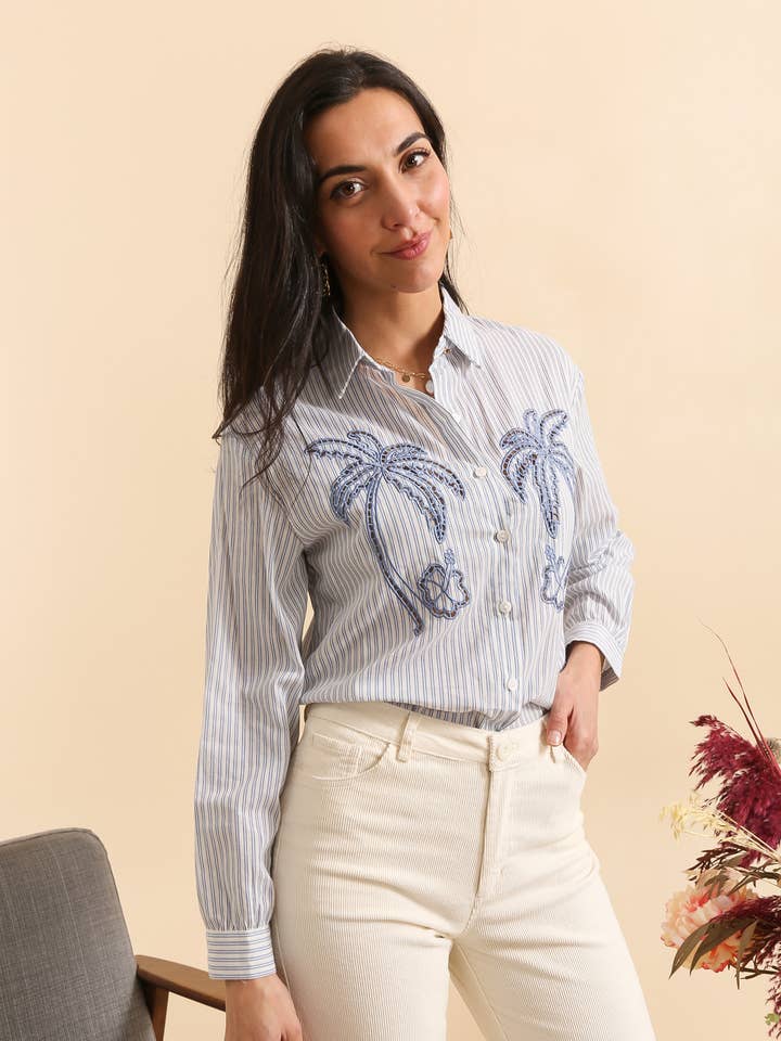 Baumwollhemd mit gestickten Palmenmotiven - REF 90192 für den Großhandel von INSPIRATION STUDIO