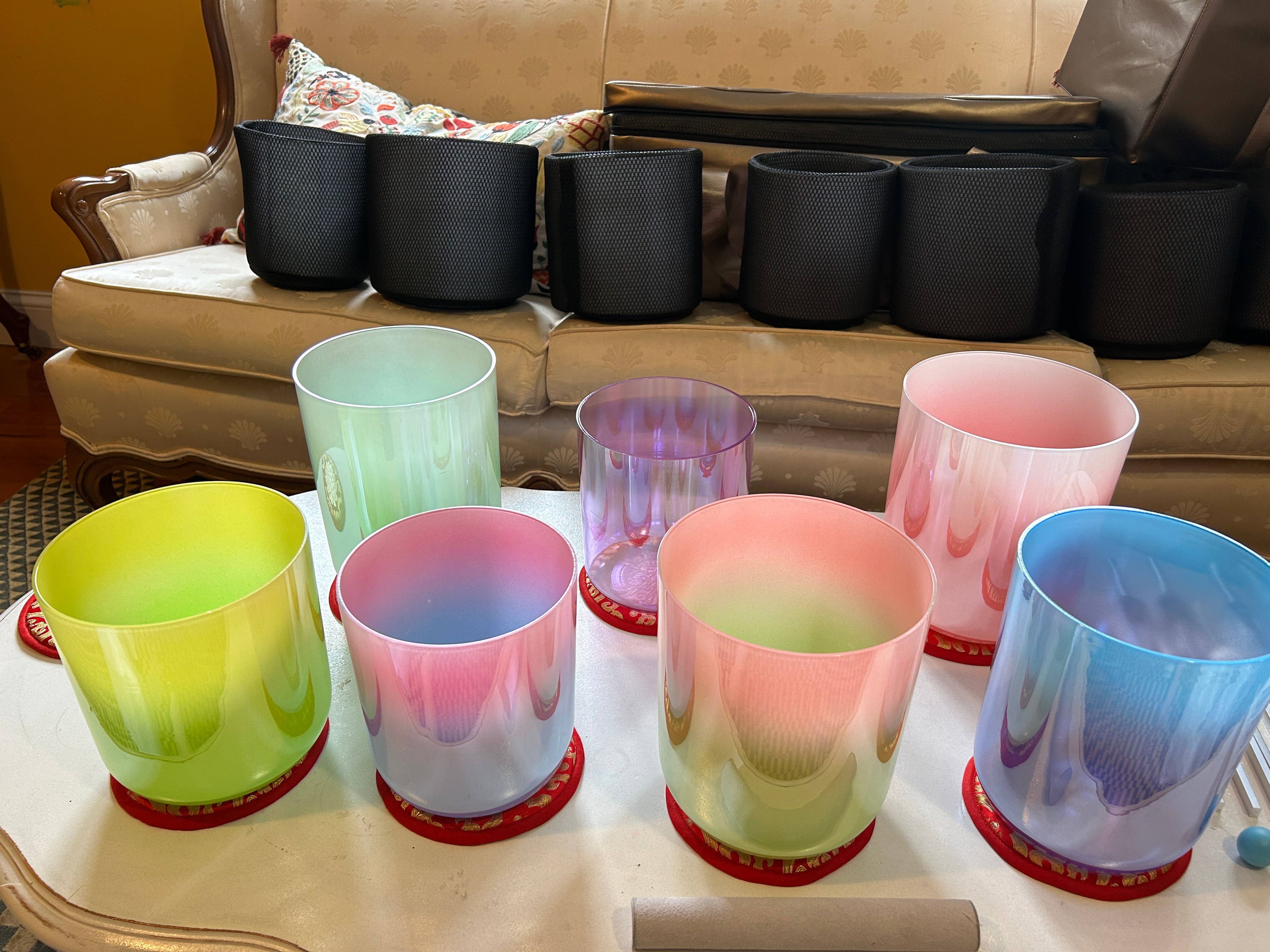 Heritage good Nepal – Großhandel Meditationszubehör – 432Hz Set mit 7 farbigen Alchemie-Kristall-Klangschalen 15–18 cm3