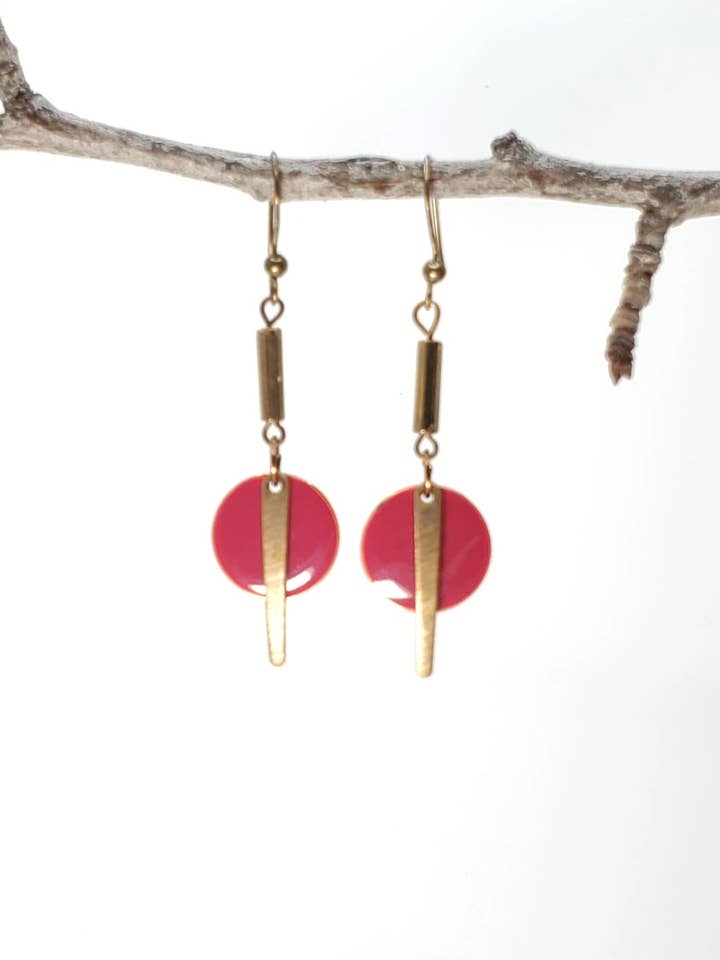 Pendientes de esmalte, burdeos y bronce antiguo, Mika para venta al por mayor de Jezabel Adornment