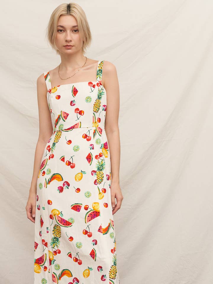 Robe midi sans manches à imprimé fruits pour la vente par En Crème