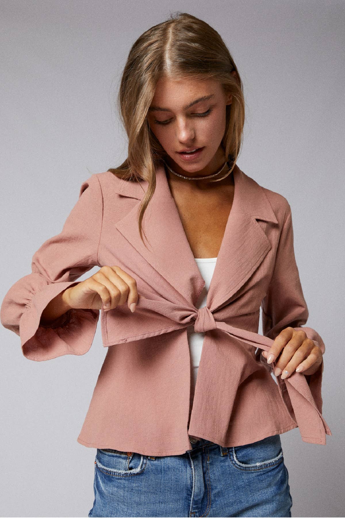 Cerule - Wholesale Jas - Dames - J009-A07 Peplum-jas met ruches en lange mouwen en strikvoorkant1