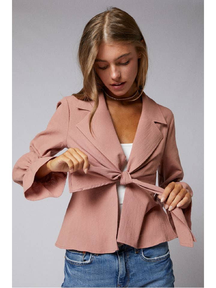 Cerule - Wholesale Jas - Dames - J009-A07 Peplum-jas met ruches en lange mouwen en strikvoorkant1