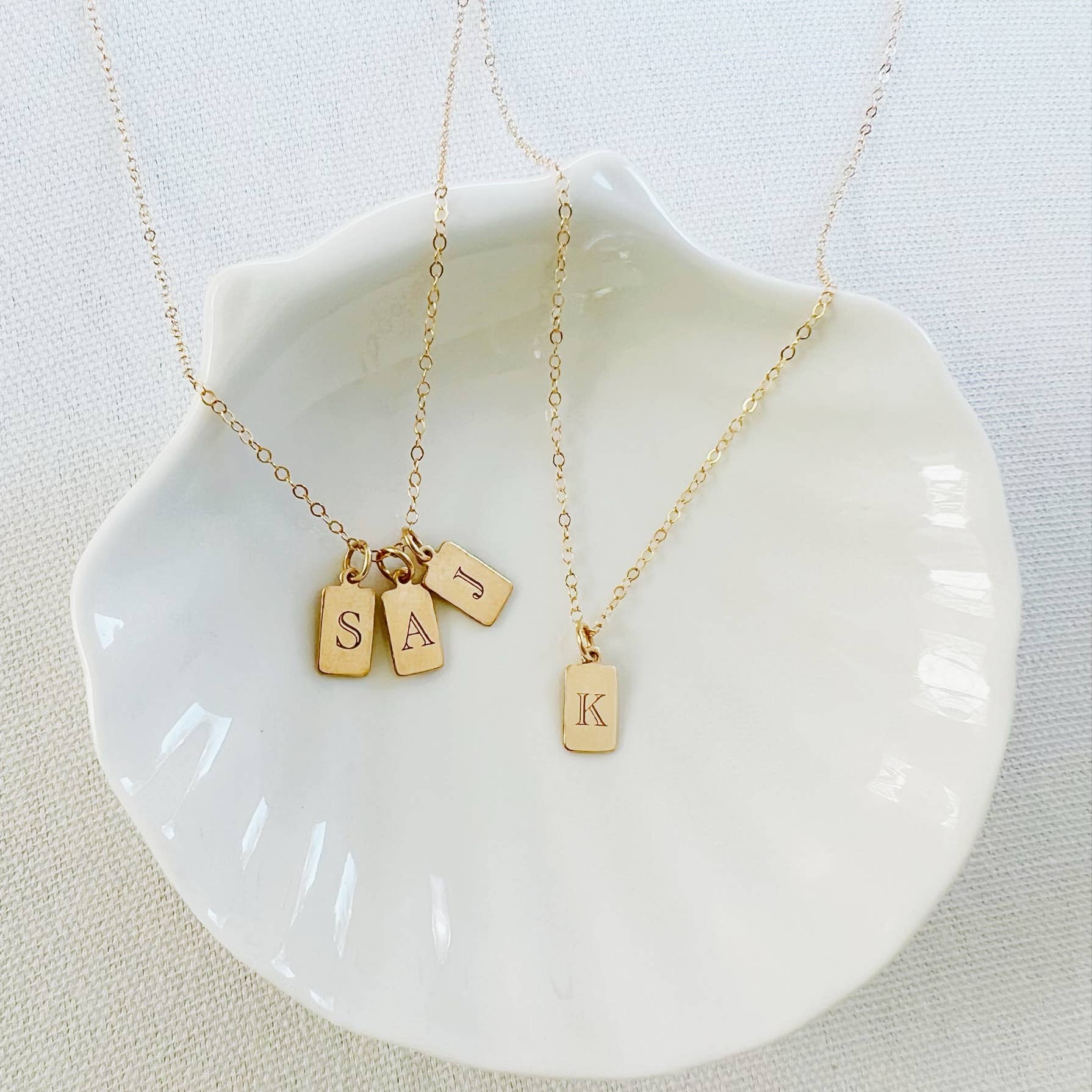 True by Kristy Jewelry - Vente Colliers à pendentif - Collier avec mini-étiquette initiale gravée, personnalisé, rempli d'or1