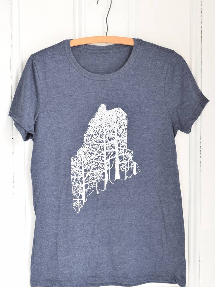 Hearth and Harrow – Großhandel T-Shirt mit Siebdruck – Damen – Damen Bio-Maine T-Shirt in Weiß auf Dunkelblau/Grau