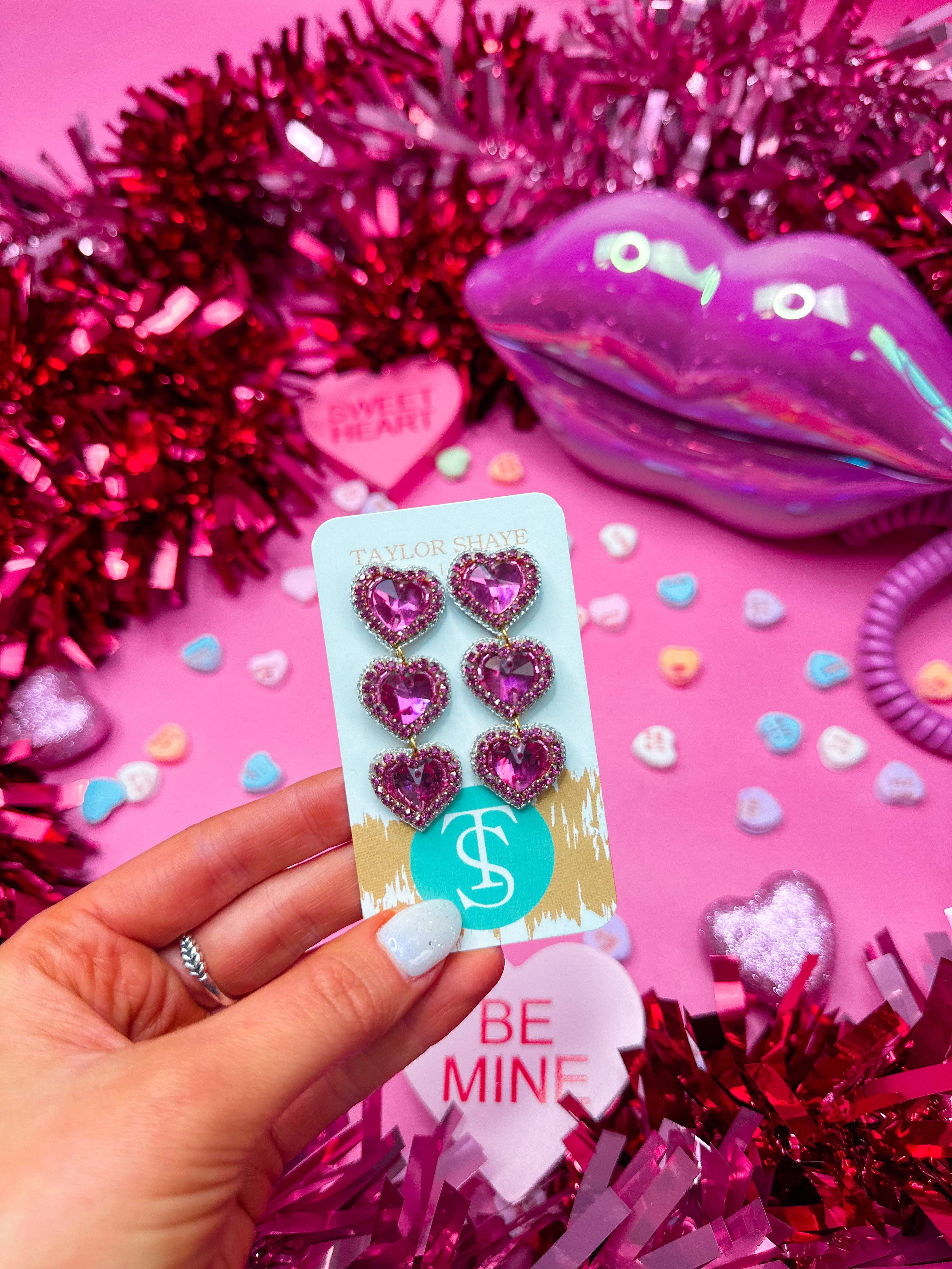 Taylor Shaye Designs - Vente Boucles d'oreilles pendantes - Coeurs à trois perles Rosaline15