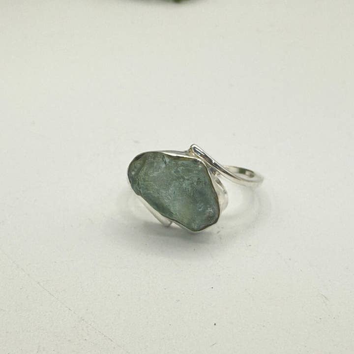 Anello con pietra grezza di acquamarina in argento sterling/925 per la vendita all'ingrosso da parte di Meraki Gemstones