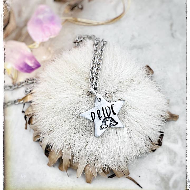 Pride Rainbow stjerne halskæde for engroshandel hos Christy Robinson Design