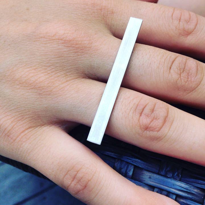 Rektangel Bar Ring - Dobbelt Finger Ring for engroshandel hos Allison Mooney Design