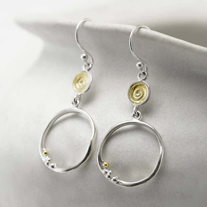 Orecchini a cerchio in materiale organico con dettaglio a spirale in oro per la vendita all'ingrosso da parte di Banyan Jewellery