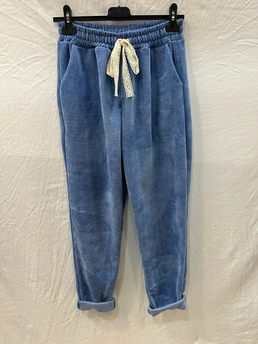 Mimi & Gogo – wholesale Mjukis- och joggingbyxor – Dam – Velour joggingbyxor med spets och resår i midjan, två fickor, one size för storlek 36–427