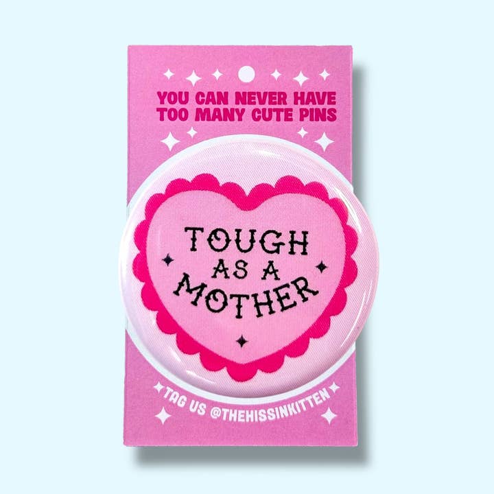 Hård som en mor (knap eller magnet!) for engroshandel hos The Hissin' Kitten