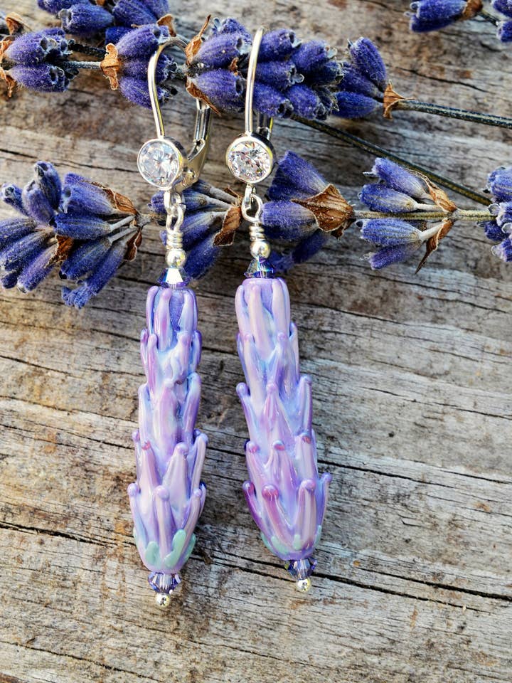 Orecchini lunghi Lavender Farm realizzati a mano in vetro, argento, zirconia cubica per la vendita all'ingrosso da parte di Lavender Beads