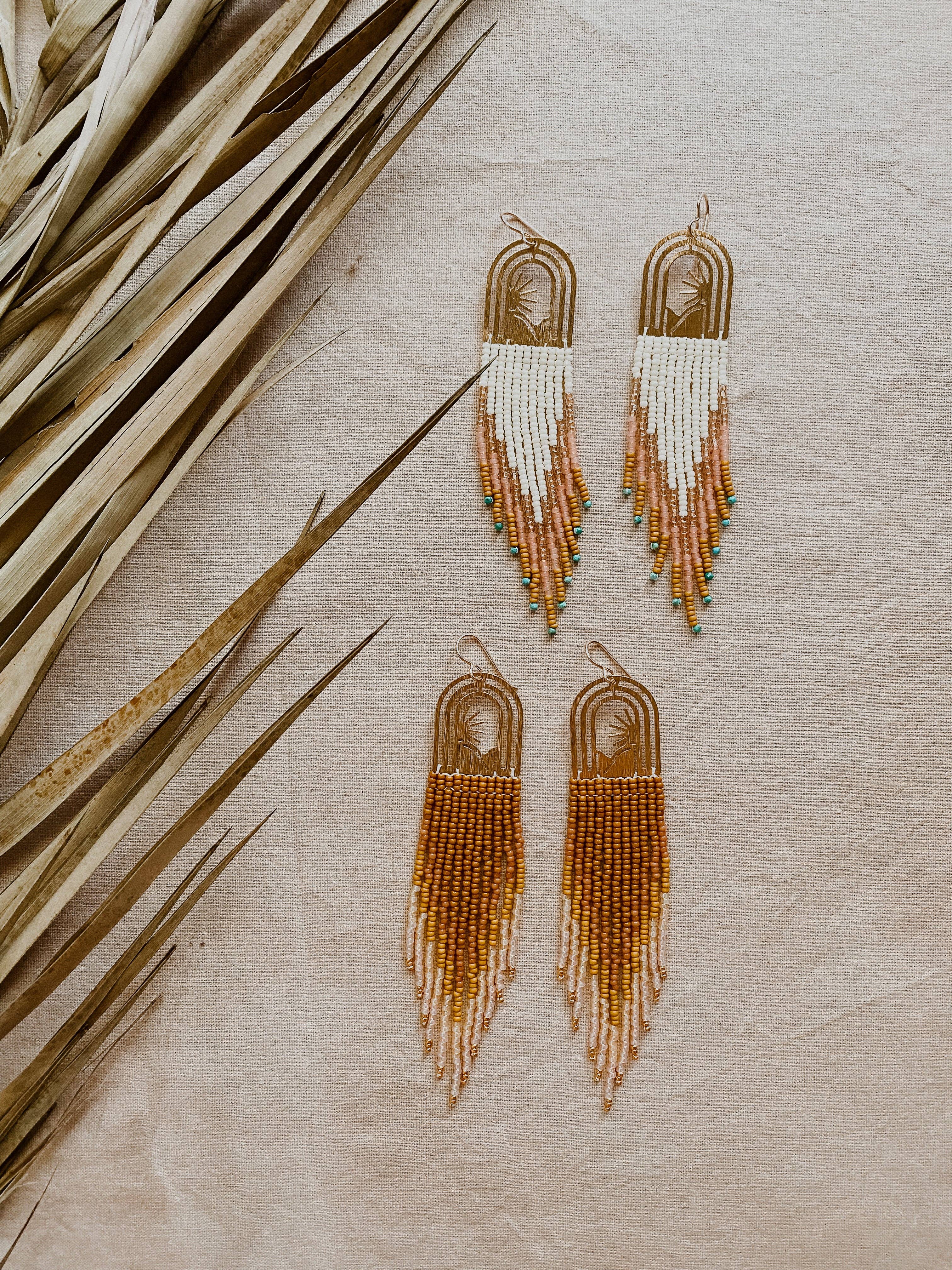 Stone & Sky - Wholesale Hangende/ronde oorbellen - Golden Days - in mosterd3