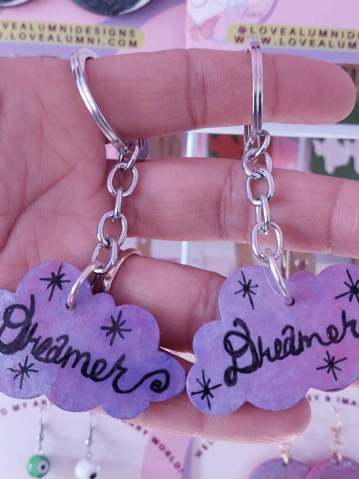 Dreamer Håndmalet Cloud nøglering for engroshandel hos Love Alumni Art & Design