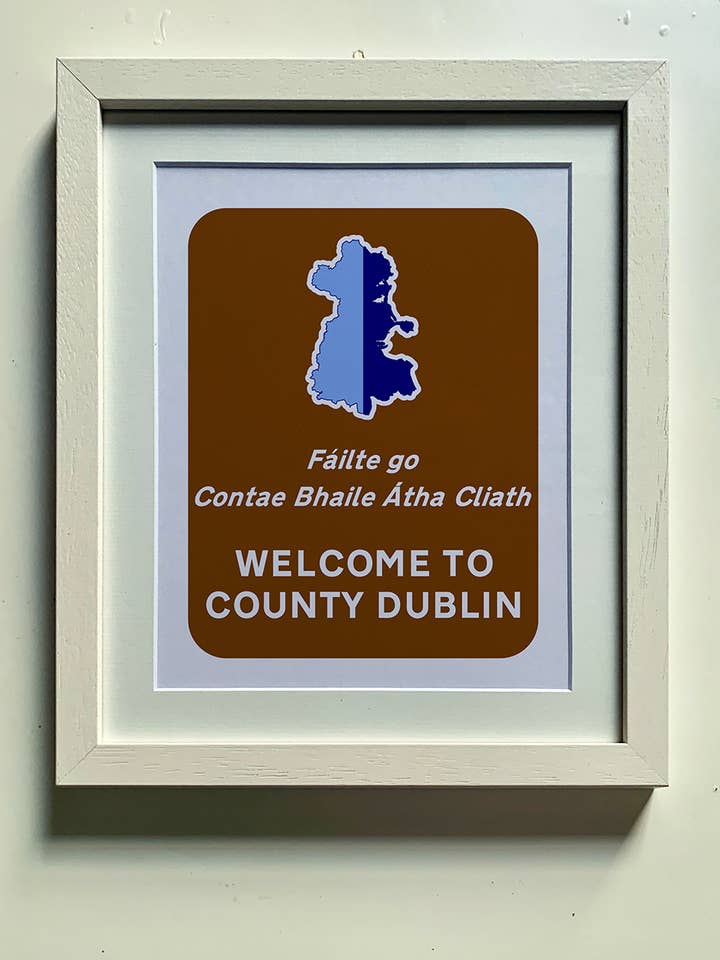 Stampa montata 10x12'' - Benvenuti nella Contea di Dublino per la vendita all'ingrosso da parte di Clemence Prosen Art & Design