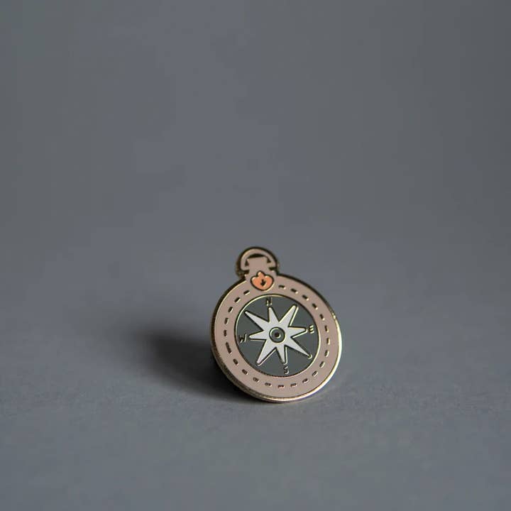 Spilla Compass Adventure dorata smaltata per la vendita all'ingrosso da parte di Fox & the Bear