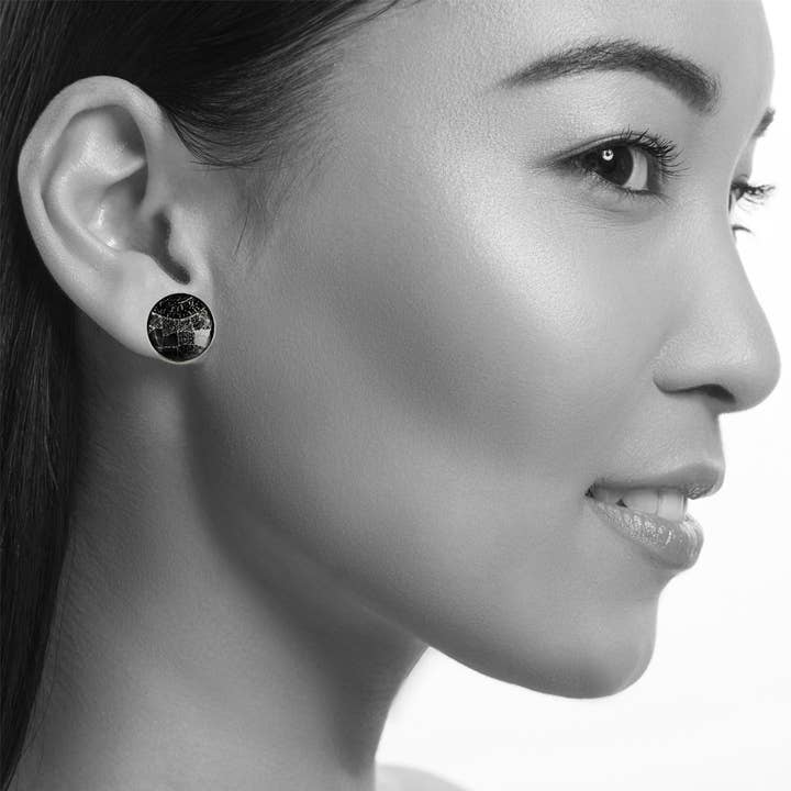 Clous d'oreilles aborigènes Corinne argentés et noirs - SD243W pour la vente par Mo Resin
