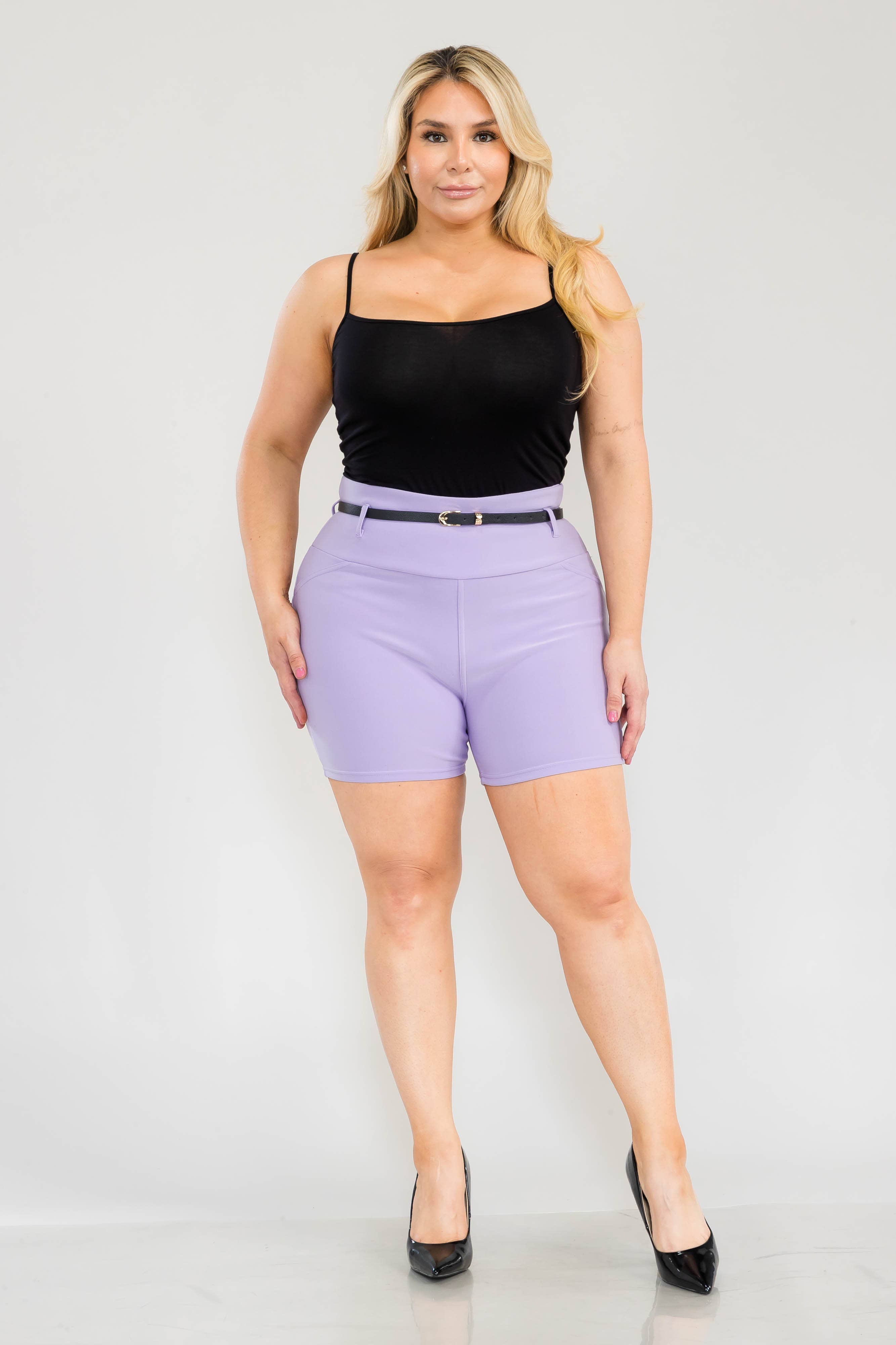REDFINCH APPAREL INC – wholesale Shorts – Dam – Kvinnors plus size skulpterande shorts med konstläderbälte11
