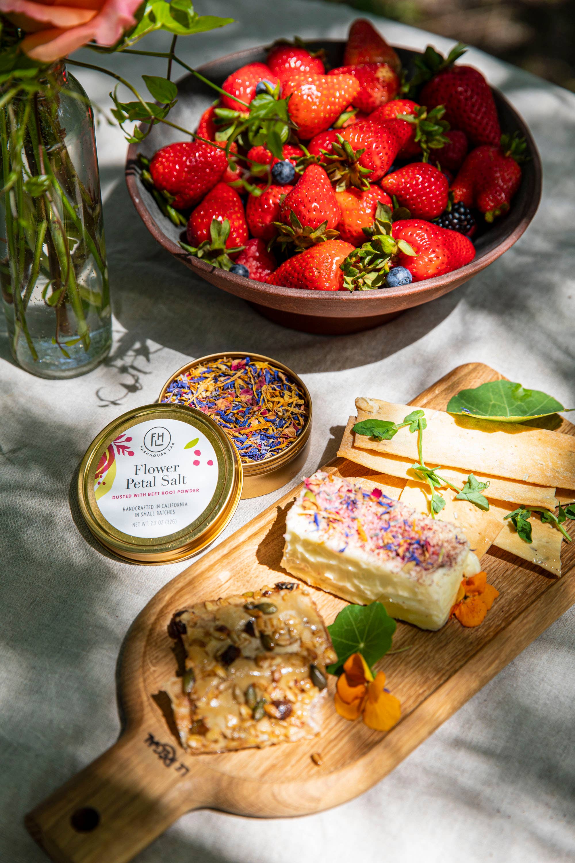 latta in metallo bianco Sale con Petali di Fiore in vendita all'ingrosso su Faire4