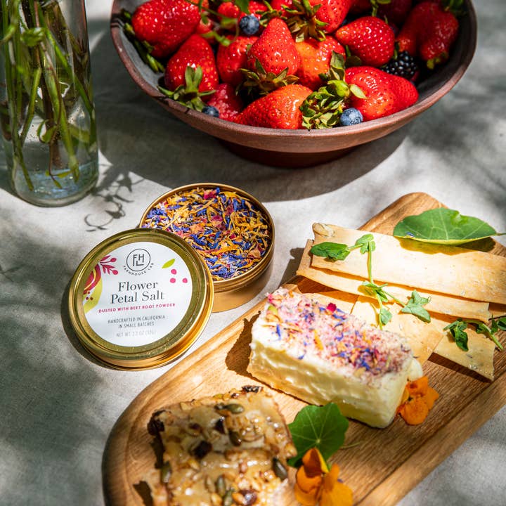 latta in metallo bianco Sale con Petali di Fiore in vendita all'ingrosso su Faire4