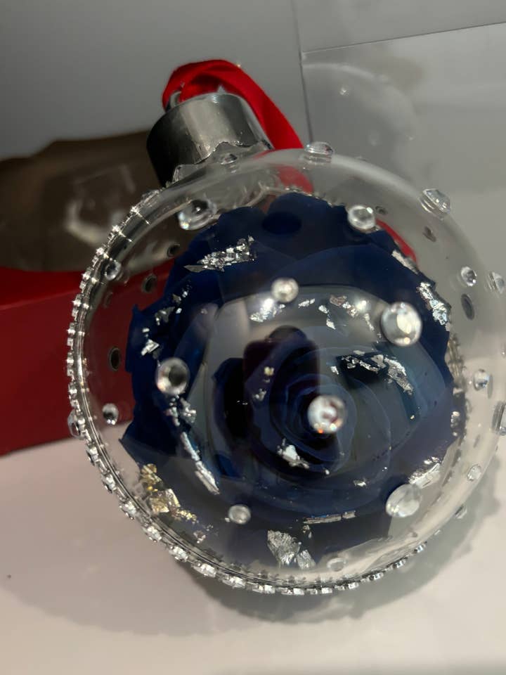 Ornements de Roses Éternelles pour la vente par Forever Charmed Flowers