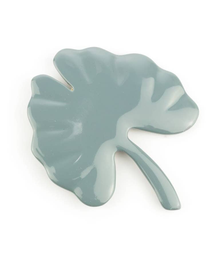 Grande broche laquée gris-bleu en forme de feuille de ginkgo pour la vente par rivêt - L'Indochineur