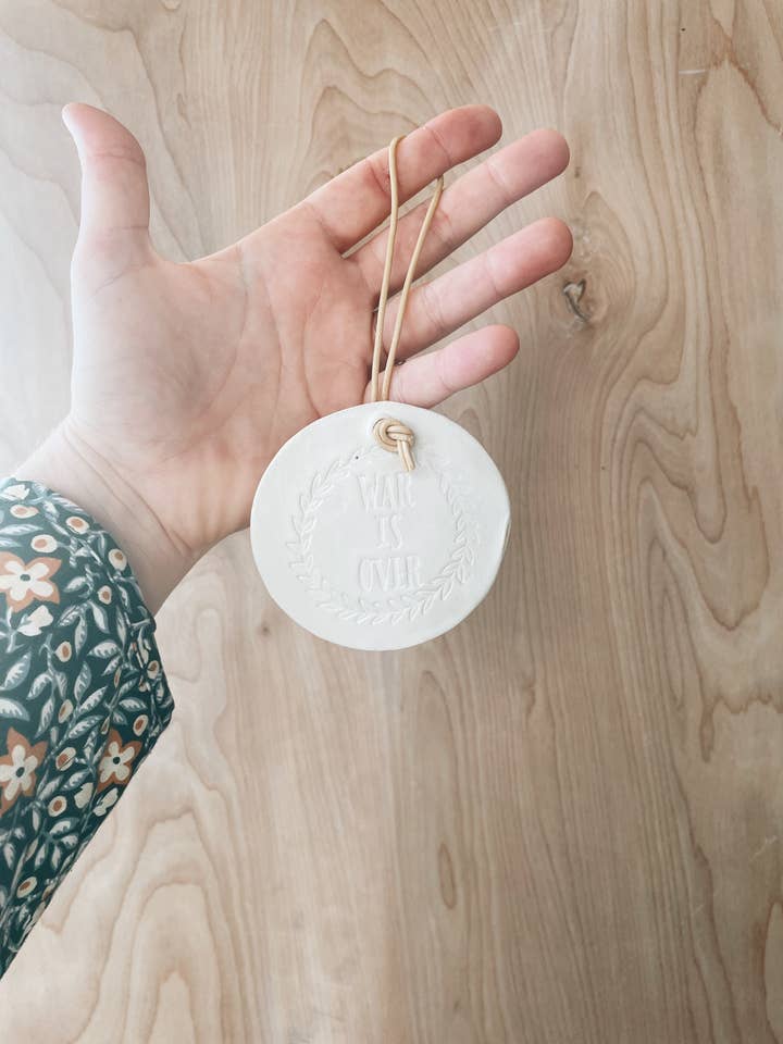 Adorno de cerámica War is Over para venta al por mayor de Bridget Dorr Ceramics