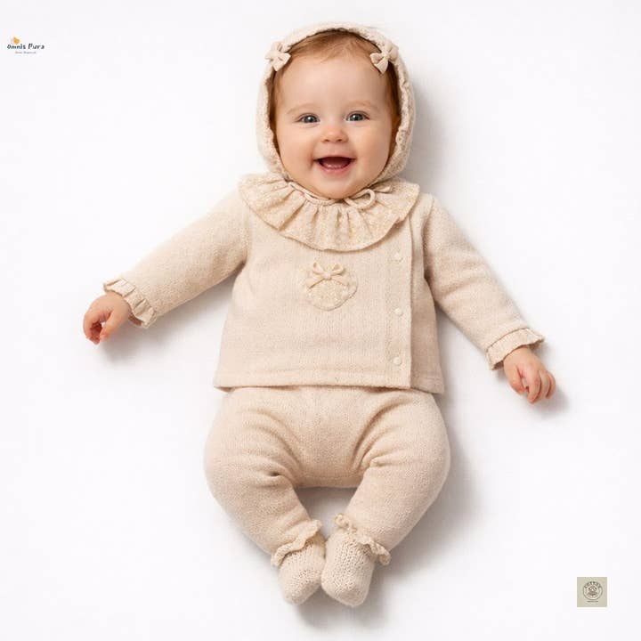 Pastoral Baby Pige 3-delt Sæt–Blød Strik med Flæsedetaljer for engroshandel hos Omnis Pura