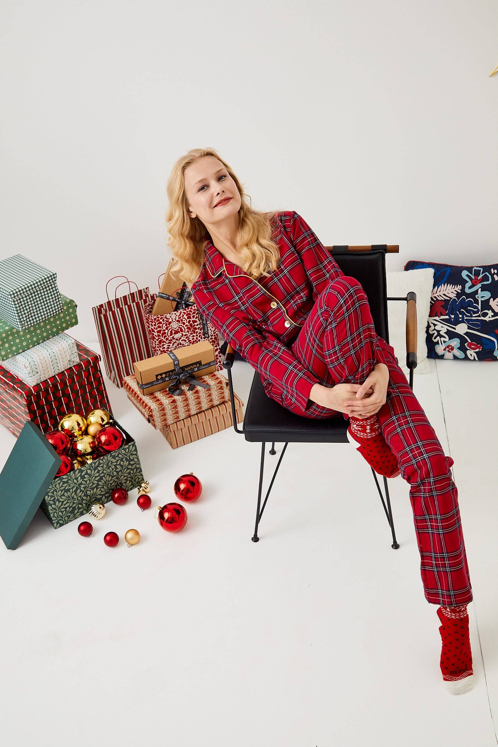 ENNA MODA – wholesale Sleepwear set – Women's – PLAID PATTERN CHRISTMAS DESIGN FRONT BUTTONED LONG PYJAMA SE10