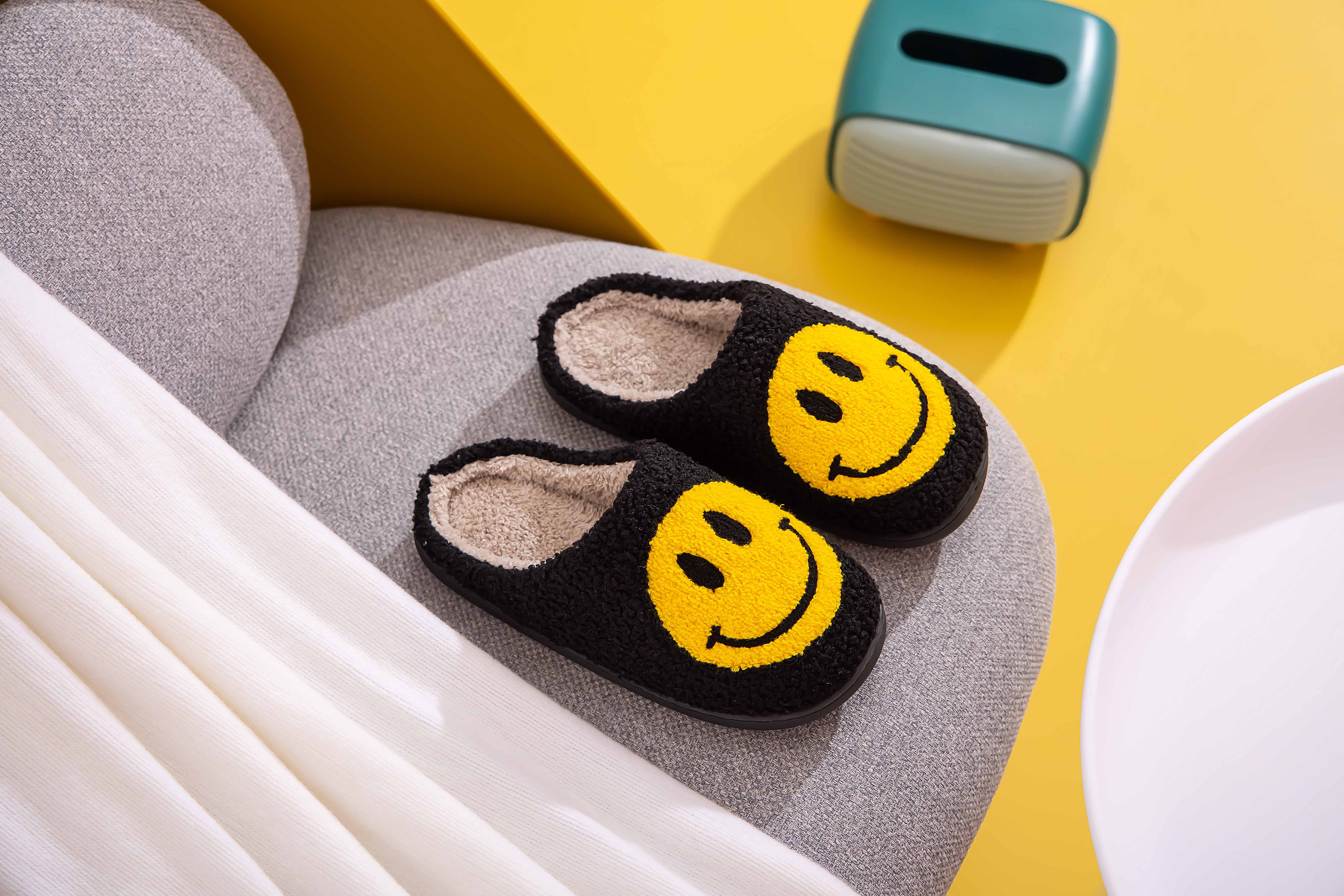 Shop Lev - Vente Chaussons – femme - Chaussons confort à semelle légère en fausse fourrure douce avec visage souriant pour adulte6