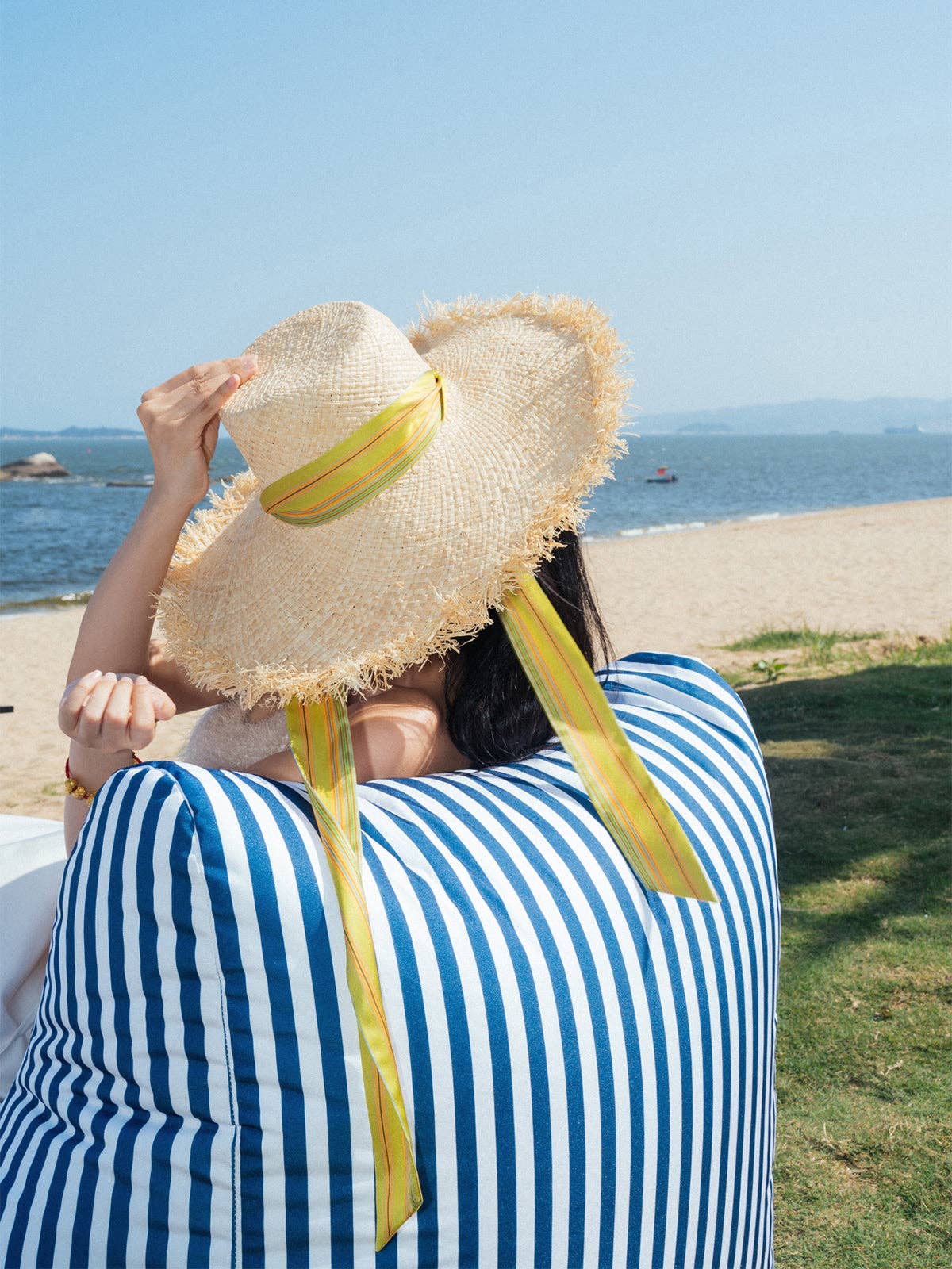 Vert Bonnet en raphia Frida x LOST PATTERN « Frida's Garden » avec cravate en ruban, vert en vente sur Faire6