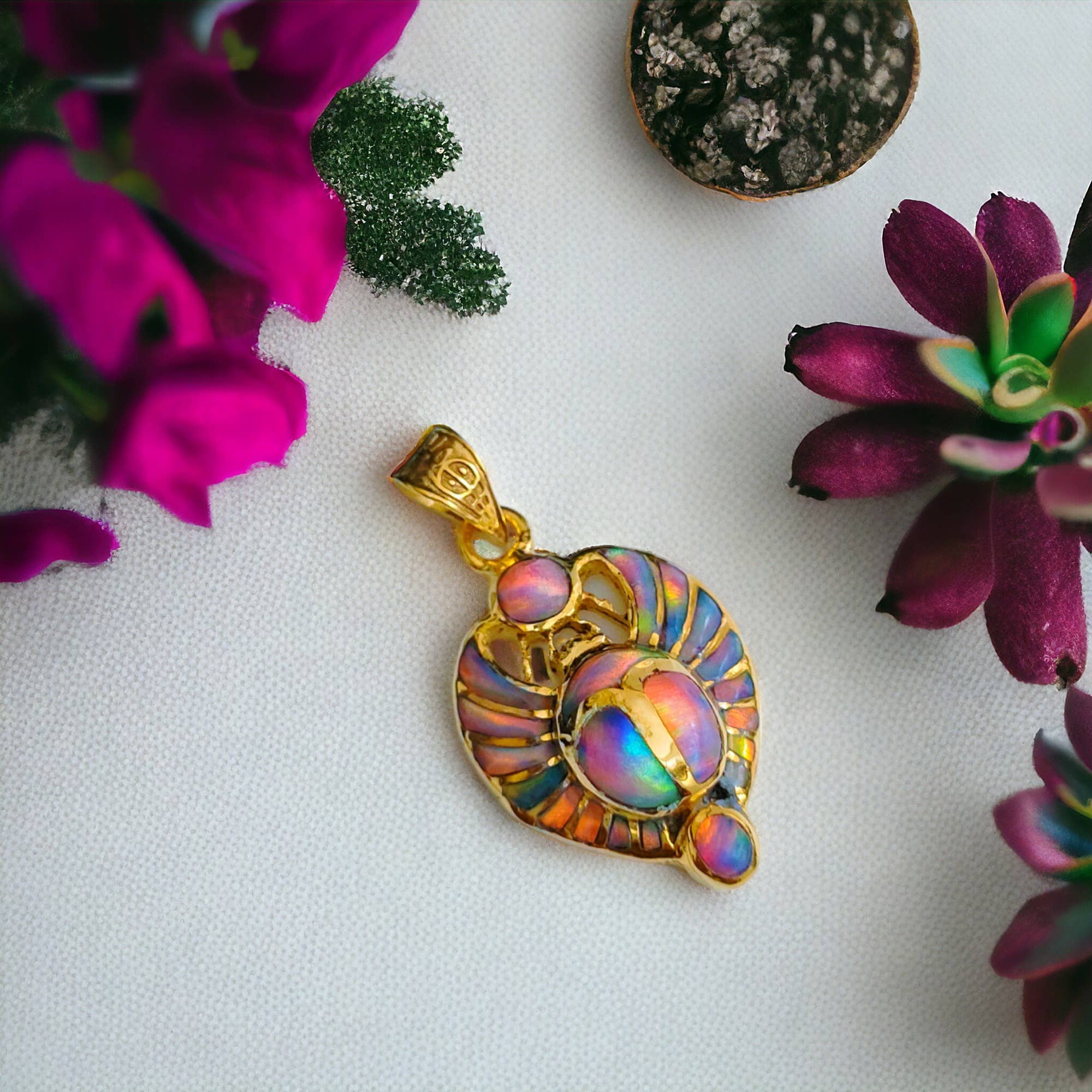 ALADDIN'S LAMP JEWELRY – Großhandel Individueller Charm/Anhänger – Anhänger mit rosafarbenem Opal, königlicher Skarabäus der Wiedergeburt, goldfarben8