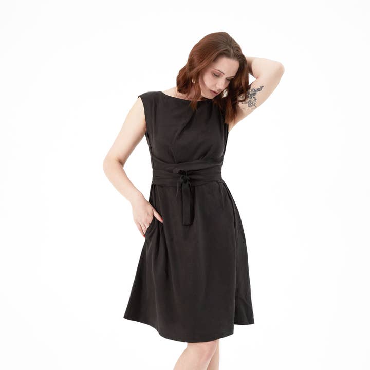 ADELE TENCEL® kjole i sort for engroshandel hos WiDDA berlin