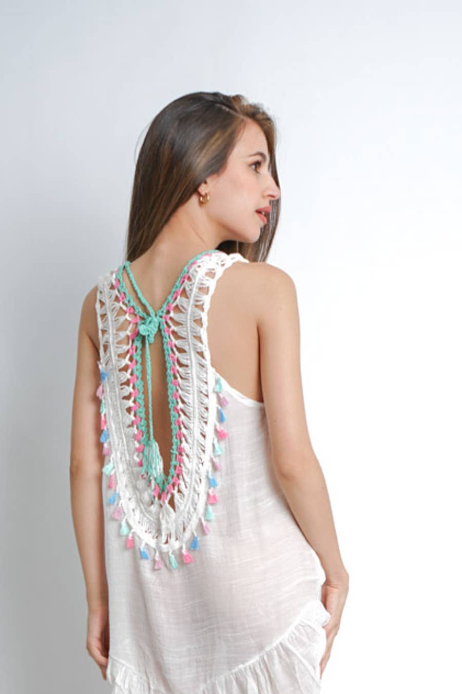 Logionline SLU – Engroshandel Kjole - Dame – Kort boheme-ibizensk kjole med åben ryg og farverige kvaster2