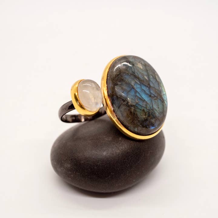 Bague en labradorite et pierre de lune en métal rhodié pour la vente par Baizaar